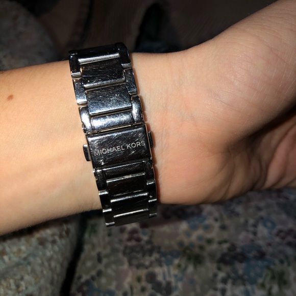 Micheal Kors Parker Watch in Silver - Picture 3 of 8